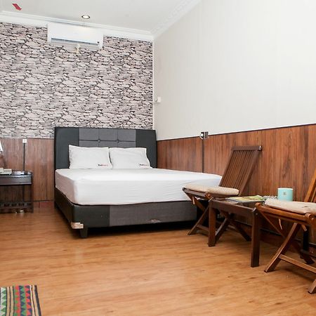 Reddoorz Plus Near Riau Street باندونج المظهر الخارجي الصورة