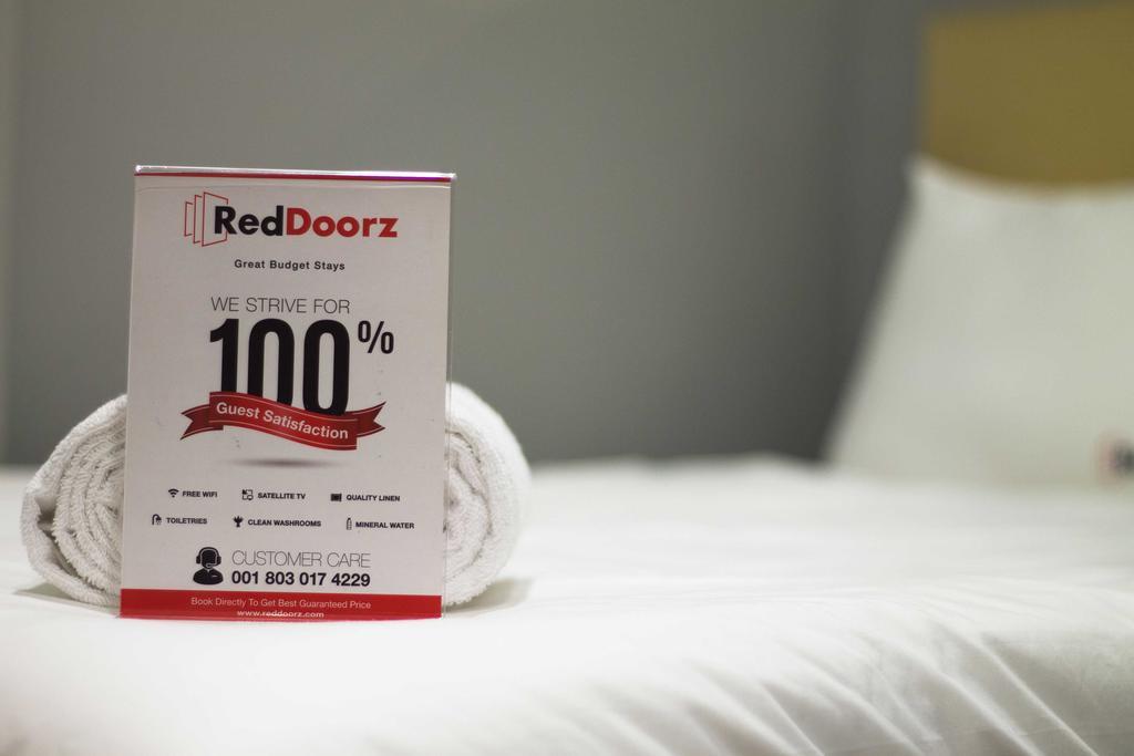 Reddoorz Plus Near Riau Street باندونج المظهر الخارجي الصورة