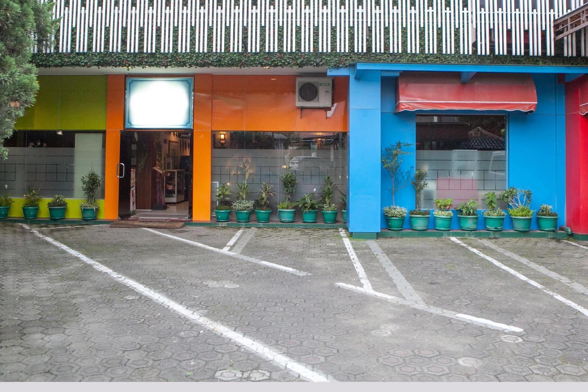 Reddoorz Plus Near Riau Street باندونج المظهر الخارجي الصورة