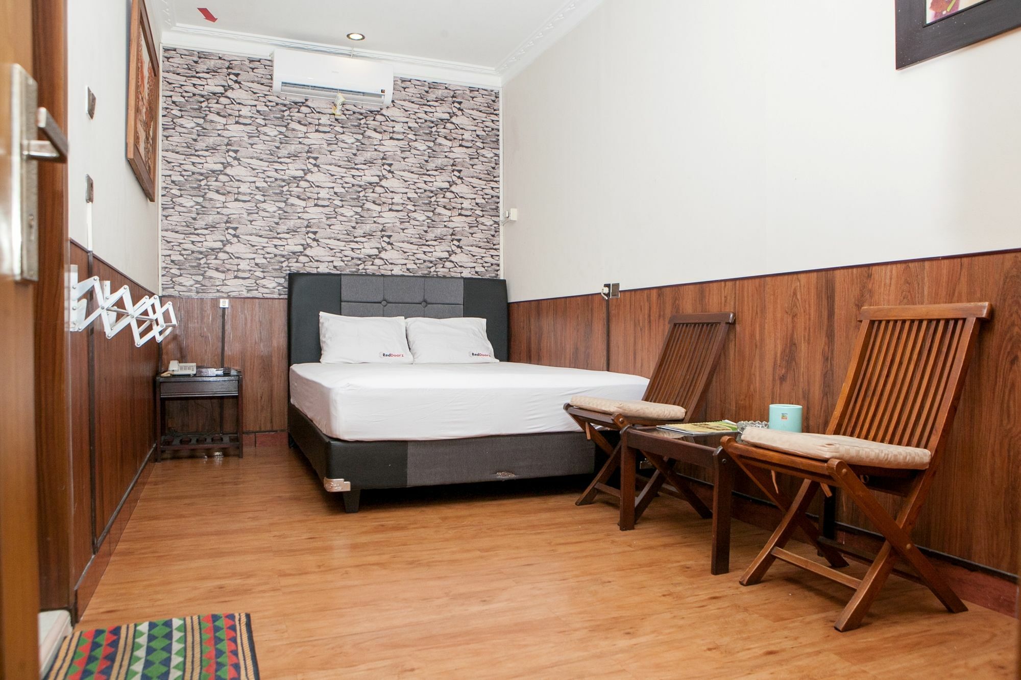 Reddoorz Plus Near Riau Street باندونج المظهر الخارجي الصورة
