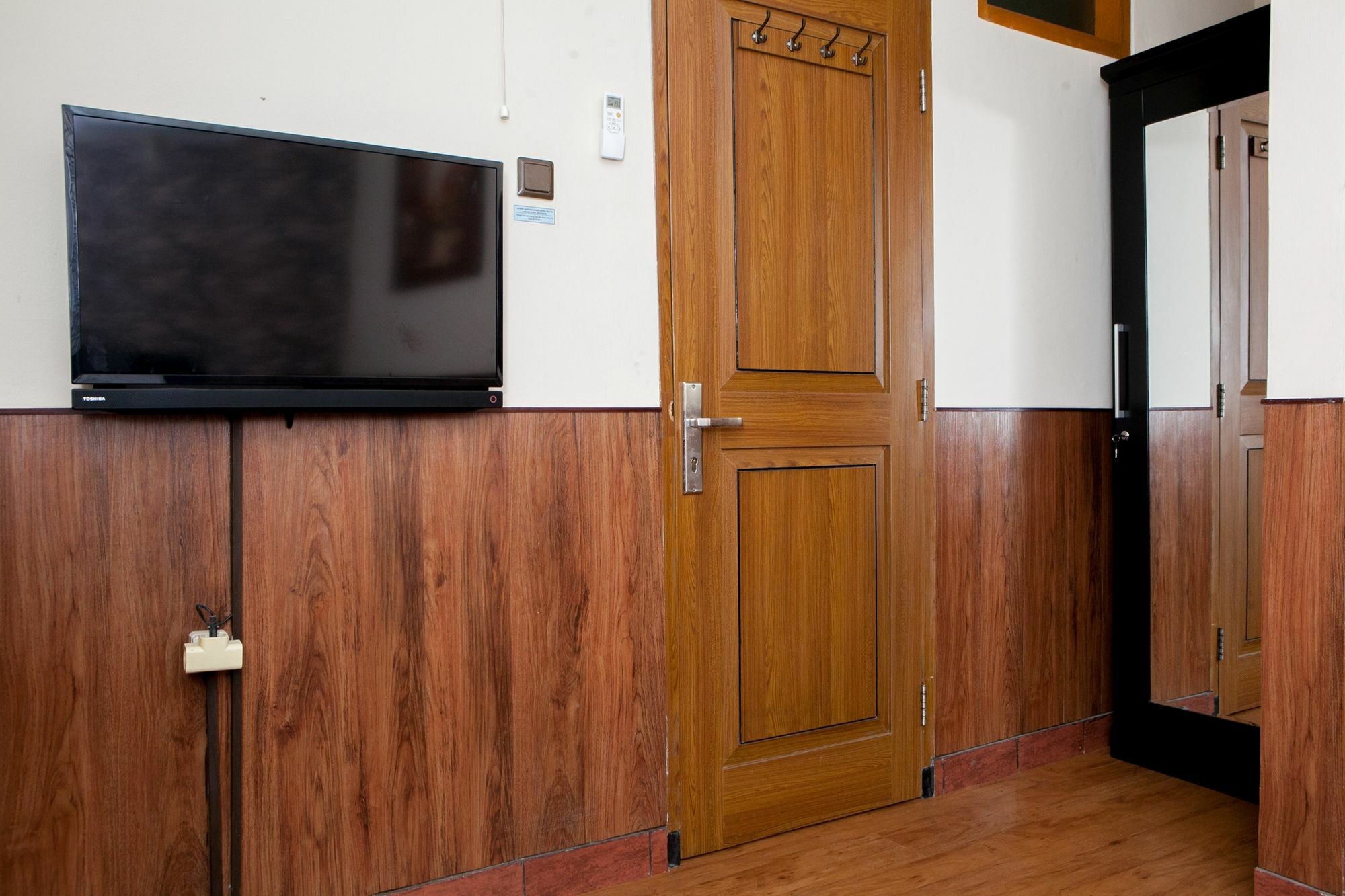 Reddoorz Plus Near Riau Street باندونج المظهر الخارجي الصورة