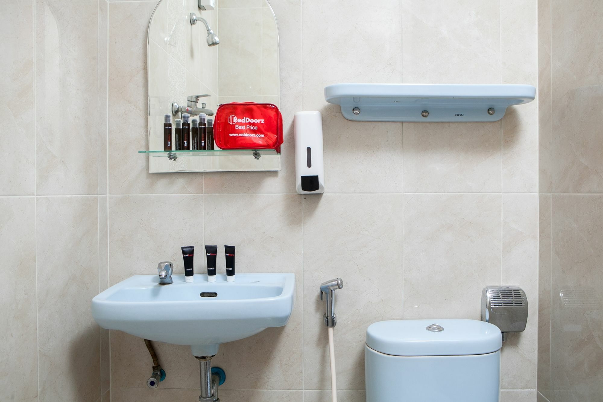 Reddoorz Plus Near Riau Street باندونج المظهر الخارجي الصورة